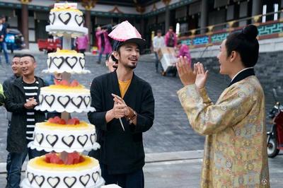 張曉晨劇組慶生 陳坤攜“凰權男人幫”送祝福